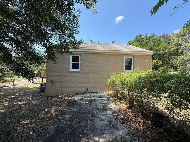 Building Photo - Cozy 2BR Cottage w/Deck & Fenced Yard