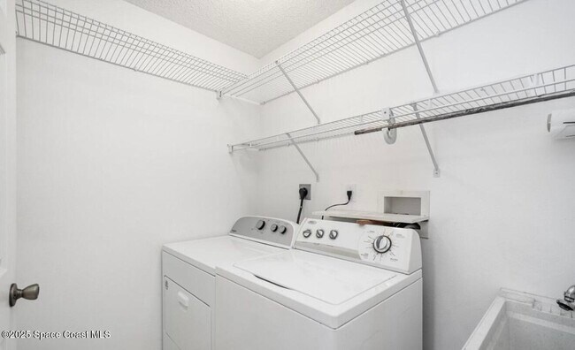 Building Photo - 1964 Bayhill Dr