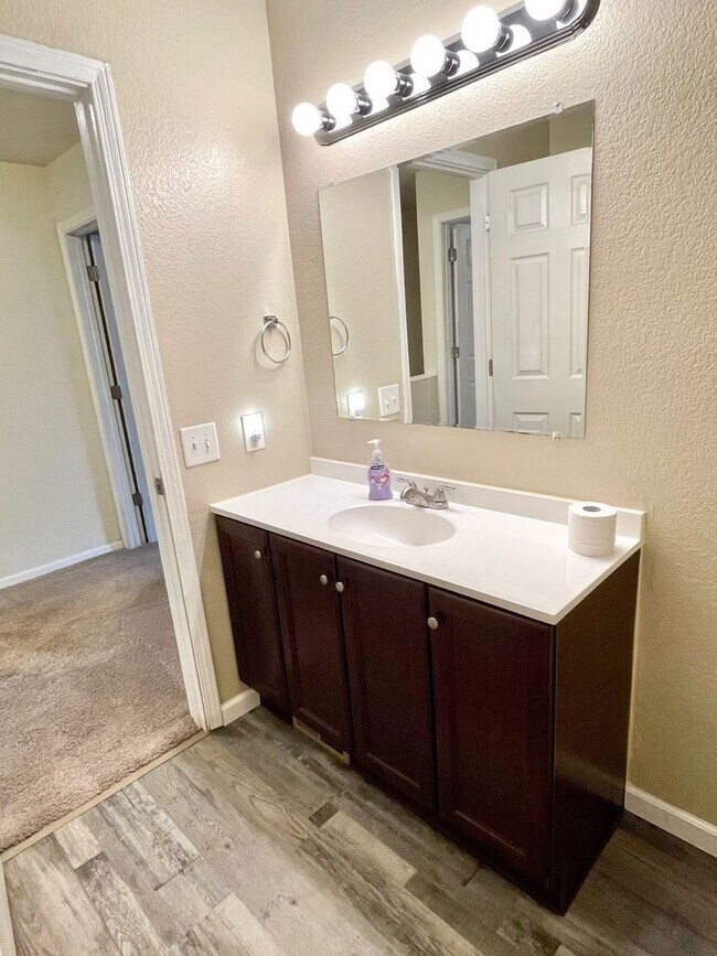 Building Photo - 1413-1415-1415 Risen Star Ct