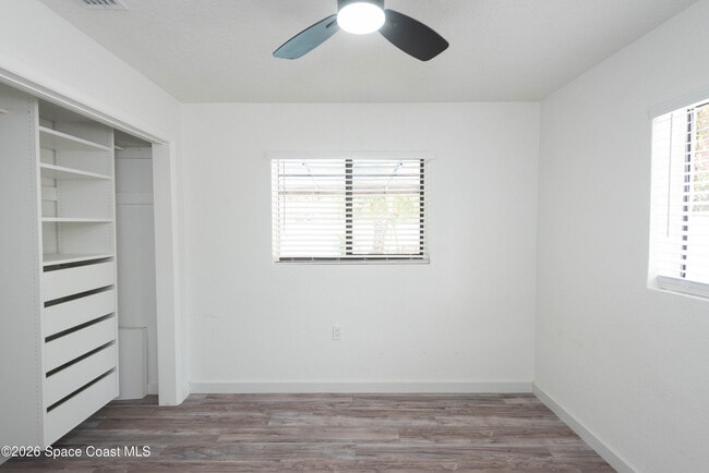Building Photo - 347 S Lakeside Dr