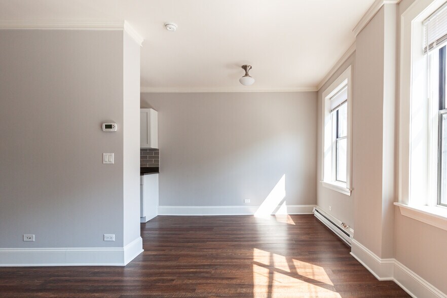 Building Photo - 827 W Lakeside Pl