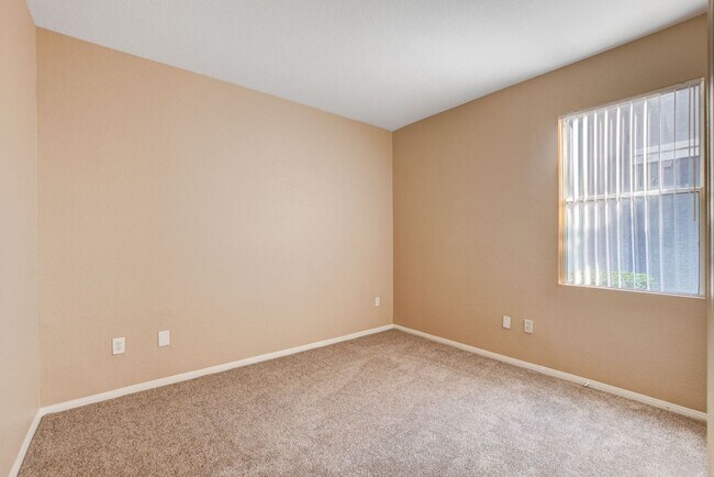 Building Photo - LOCATION! LOCATION! LOCATION! Move-in read...