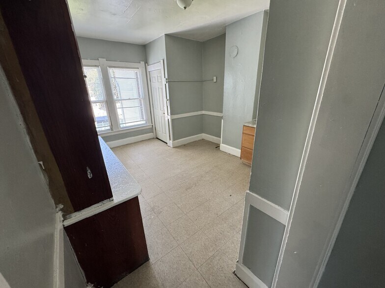 Building Photo - 421 5th St