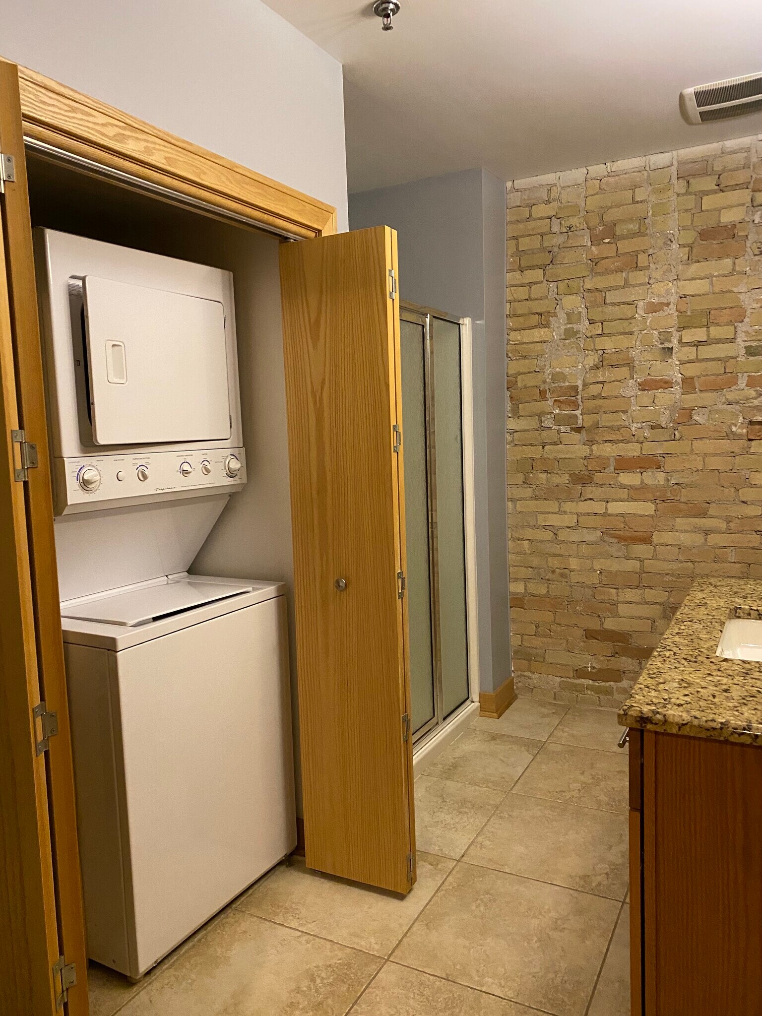 Building Photo - 522 N Water St