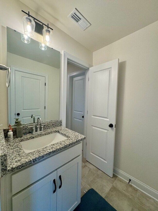 Building Photo - 5BR/4BA w/ Guest Suite + Loft in Hampton Woods