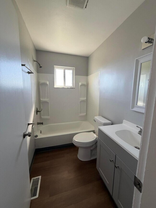 Building Photo - 1975 Dunbar Dr