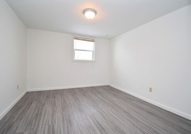 Building Photo - Great location, two blocks south of downto...