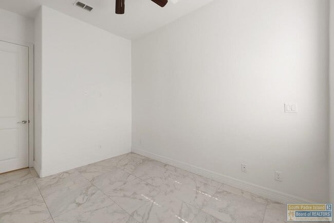 Building Photo - 110 E Retama St
