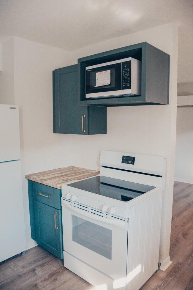 Building Photo - 211 Circle Dr