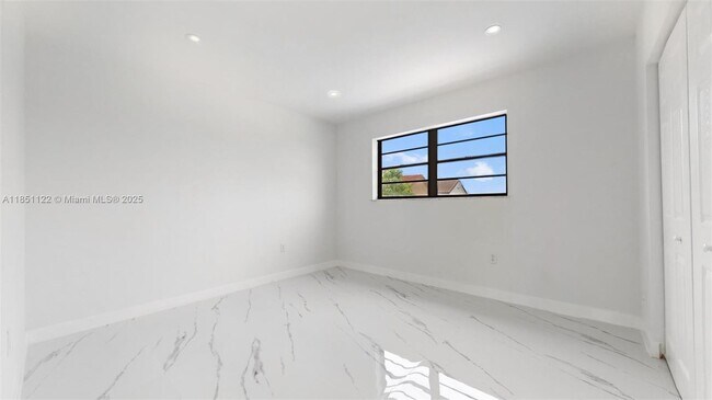 Building Photo - 917 SW 135th Ct
