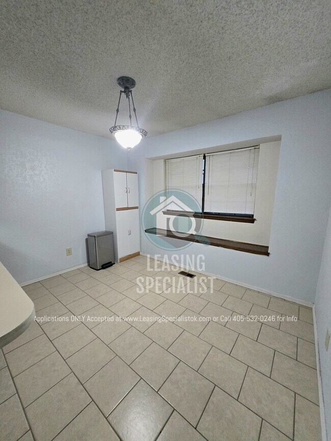 Building Photo - Charming Yukon 3 Bed 2 Bath Home