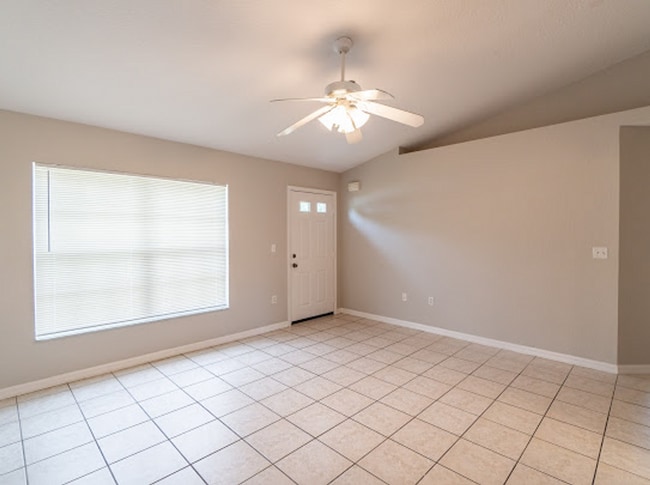 Building Photo - Spacious 3/2 Duplex in St. Cloud Located Close to Lakefront