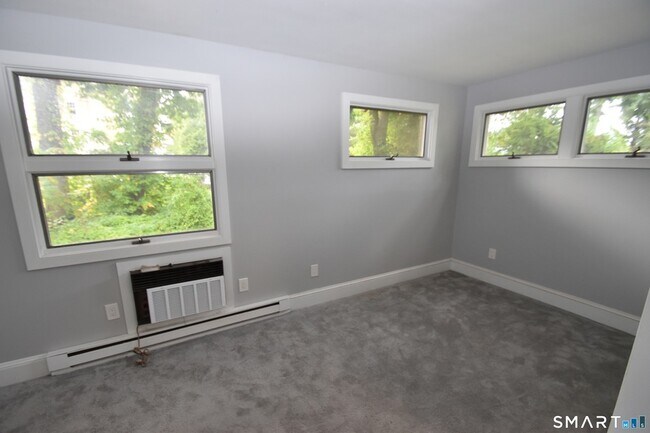 Building Photo - 880 S Quaker Ln