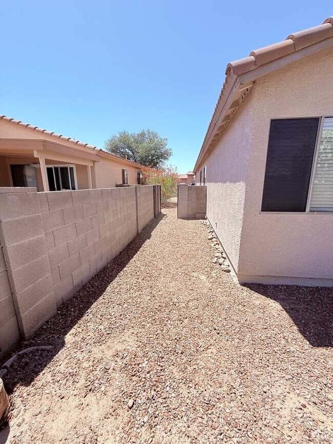 Building Photo - 8010 N Siskiyou Dr