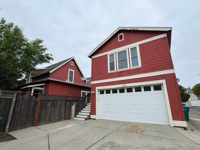 Building Photo - 2361 England St