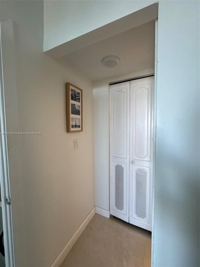 Building Photo - 3675 N Country Club Dr