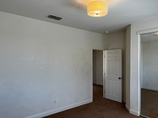 Building Photo - Executive 4 Bedroom, 2.5 Bathroom 2100 Sqf...