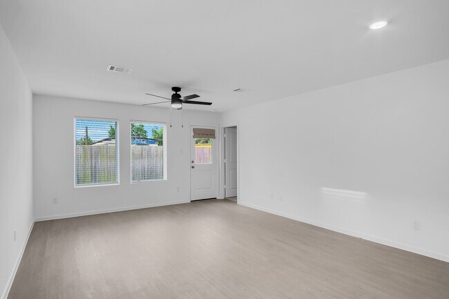 Building Photo - 220 Laura Leigh Ln