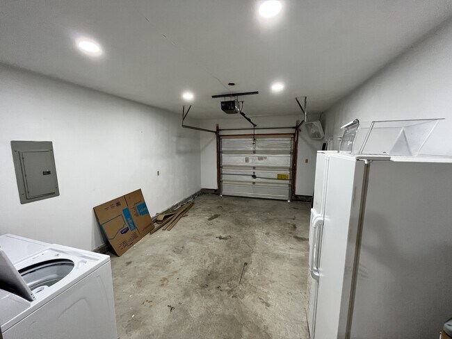 Building Photo - 9251 Hickory St