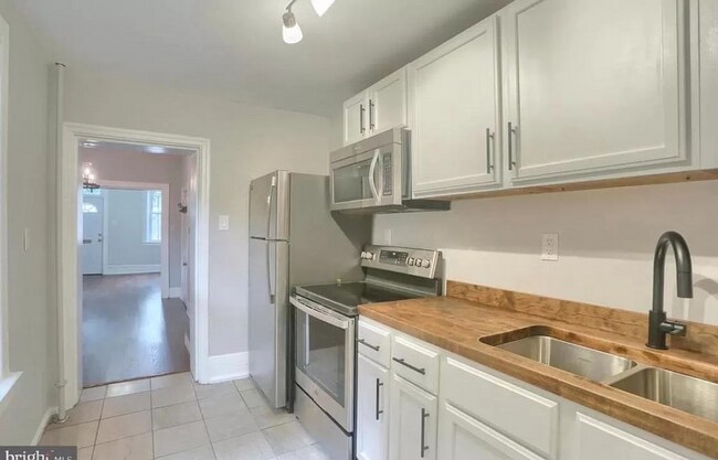 Building Photo - Spacious 3 Bedroom on 2nd