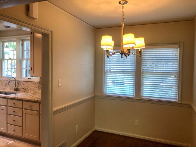 Building Photo - Stunning Midtown Home In Highly Desirable Bren Rose!