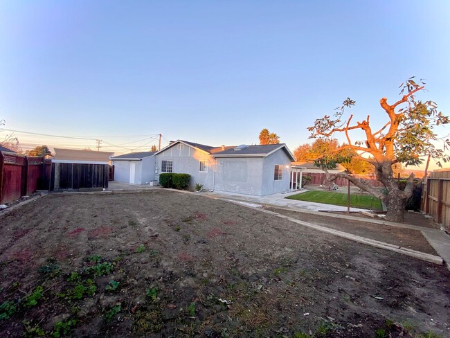 Building Photo - Charming 3-bedroom home located in Newark