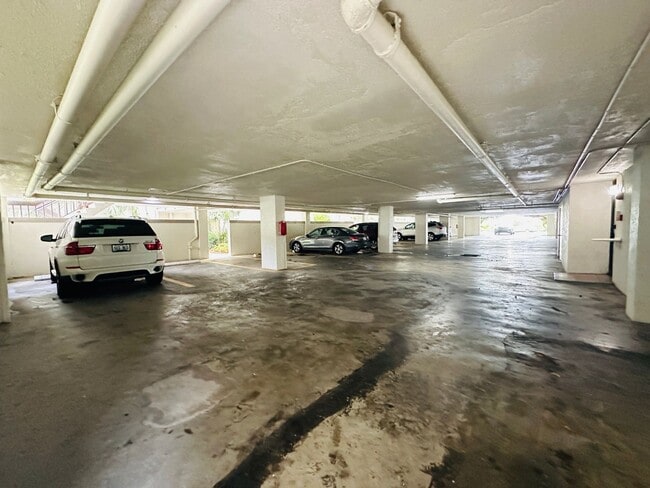 Building Photo - One-year lease starting in January, with free move-in for December.