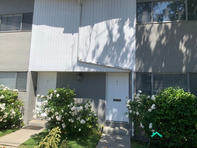 Building Photo - Spacious & Updated 2-Bedroom Unit in Studi...