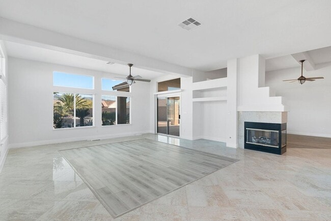 Building Photo - 4 bed, 2.5 bath single-story home in the g...
