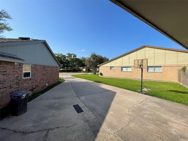 Building Photo - 16510 Oxnard Ln