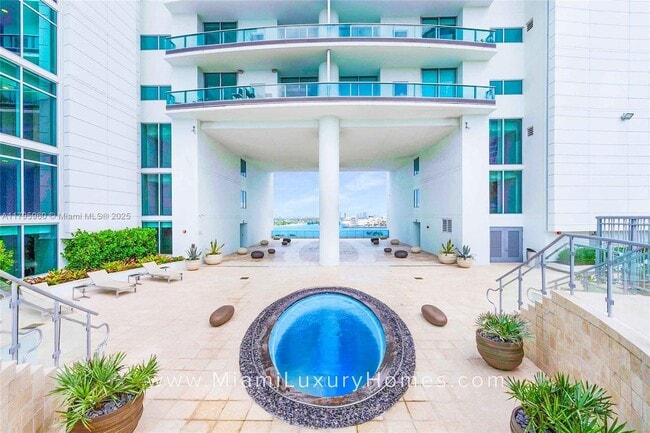 Building Photo - 900 Biscayne Blvd