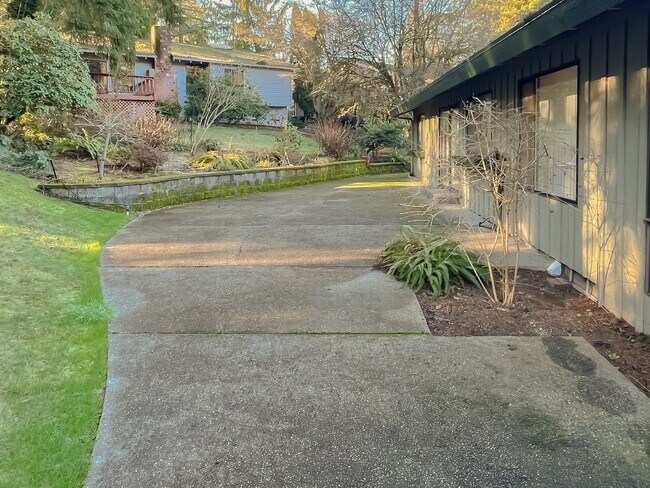 Building Photo - Charming 3bd/2bth Rambler in Tam o'Shanter in Redmond $3,795/mo