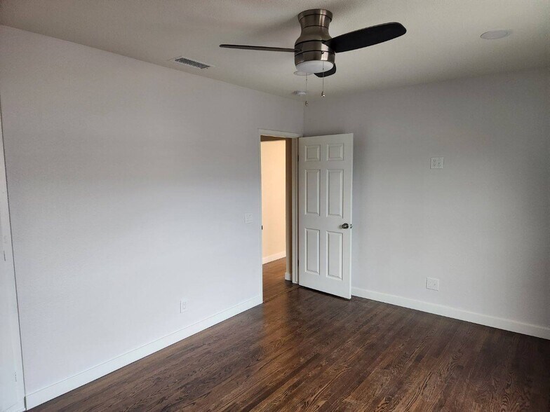 Building Photo - 914 N Olive St