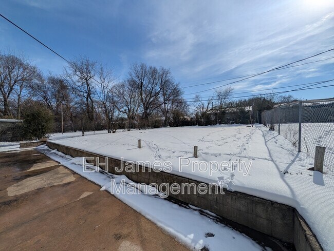 Building Photo - 28 W 27th St N