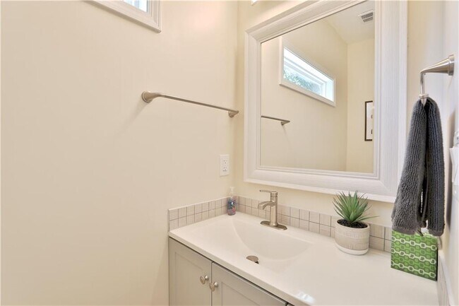 Building Photo - 2125 Clay Rd SW