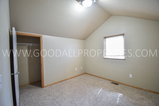 Building Photo - 3 Bedroom, 2.5 Bath 1 1/2 story first floor master suite -Townhome in Urbandale