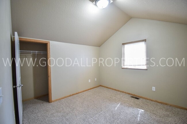 Building Photo - 3 Bedroom, 2.5 Bath 1 1/2 story first floor master suite -Townhome in Urbandale with 2-Car attach...