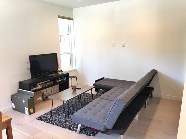 Building Photo - Gorgeous, Airy Townhome on Treelined Stree...