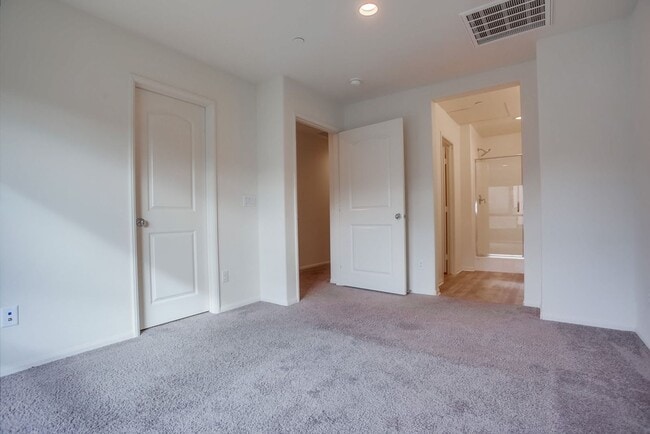 Building Photo - Beautiful 4 Bedroom Townhome! Built in 202...