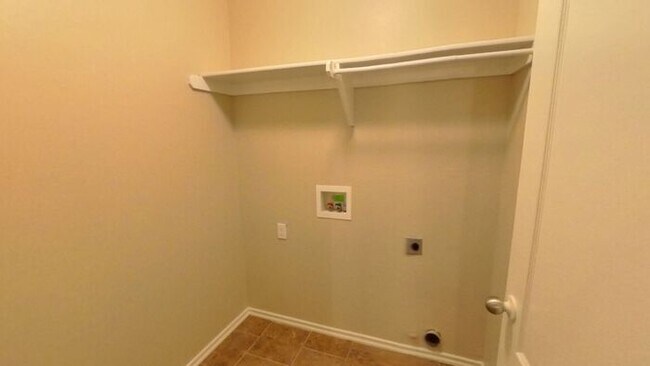 Building Photo - Yukon 4 Bed