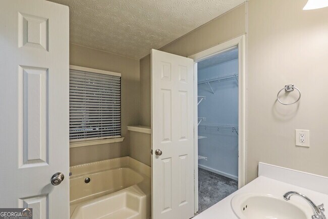 Building Photo - 429 Village Cir