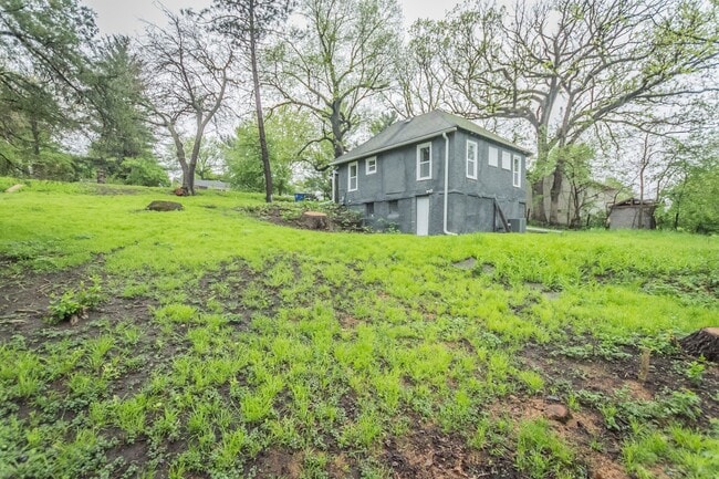 Building Photo - Adorable 2 Bedroom 1 Bath