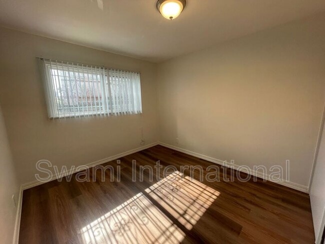 Building Photo - 724 W 80th St
