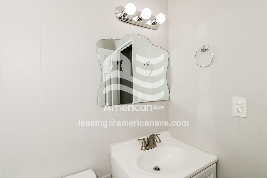 Building Photo - 2945 Eastway Dr