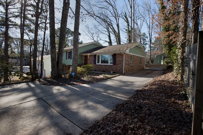 Building Photo - 318 E Millbrook Rd