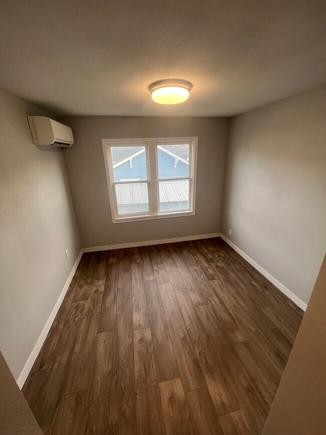 Building Photo - 305 Calistoga St W