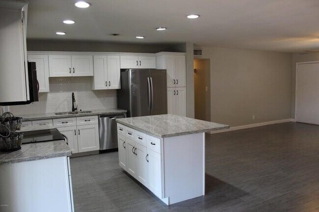 Building Photo - 757 E Loyola Dr