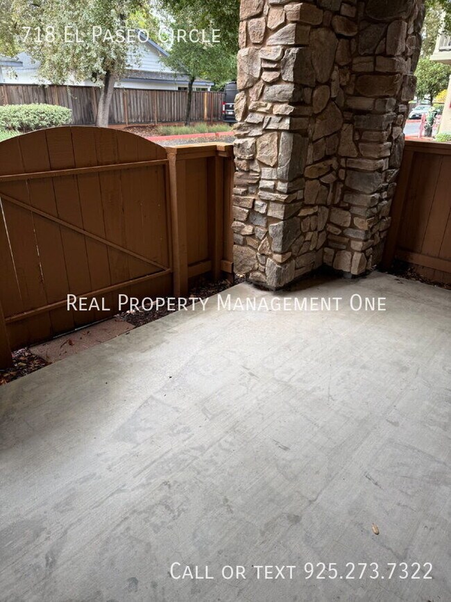 Building Photo - 718 El Paseo Cir