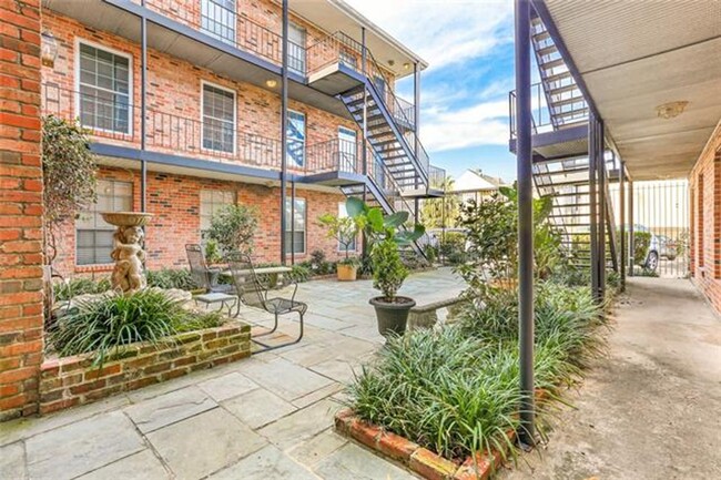 Building Photo - Condo unit in Gated community with open fl...