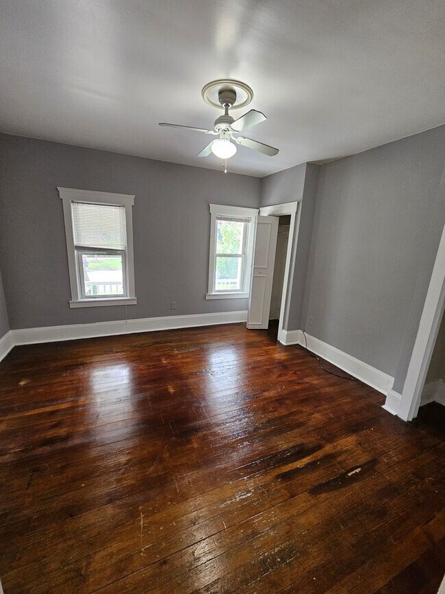 Building Photo - Move-in special!!!!